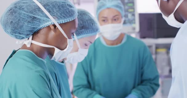 非洲裔美国女外科医生在手术过程中与不同的同事拍照的视频 医疗和保健服务 — 图库视频影像