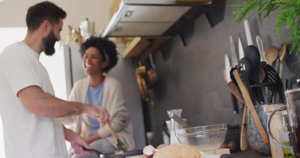 Βίντεο Από Ευτυχισμένο Ζευγάρι Γελώντας Και Μαγειρεύοντας Πρωινό Στην Κουζίνα — Αρχείο Βίντεο