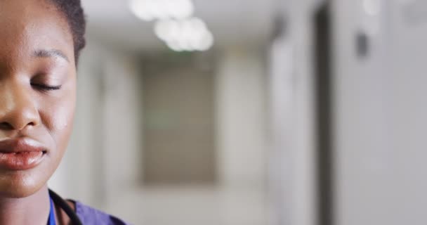 Half Face Video Portrait Smiling African American Female Doctor Corridor — Vídeo de Stock