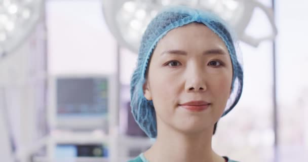 Video Portrait Smiling Asian Female Surgeon Wearing Surgical Cap Operating — Wideo stockowe