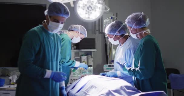 Video Diverse Group Surgeons Operating Patient Operating Theatre Hospital Medical — Vídeo de Stock