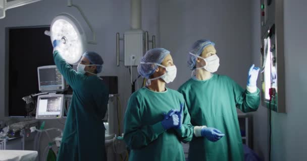 Video Two Diverse Female Surgeons Discussing Ray Lightbox Operating Theatre — Stok Video