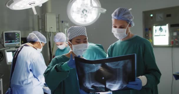 Video Two Diverse Female Surgeons Discussing Ray Operating Theatre Hospital — Stock video