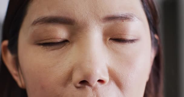 Video Close Portrait Opening Eyes Asian Female — Stockvideo