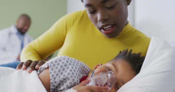 Αφροαμερικανή Μητέρα Ασθενή Γιο Μάσκα Οξυγόνου Ξαπλωμένη Στο Κρεβάτι Στο — Αρχείο Βίντεο