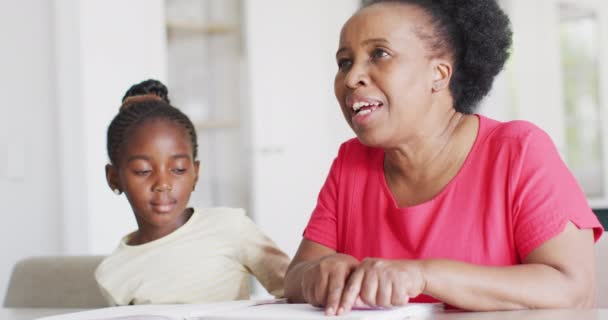 Βίντεο Της Αφροαμερικανής Εγγονής Της Ακούει Χαμογελαστή Γιαγιά Της Διαβάζει — Αρχείο Βίντεο