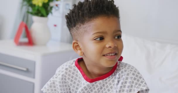 Szczęśliwy Afrykański Pacjent Siedzący Łóżku Szpitalu Uśmiechnięty Medycyna Opieka Zdrowotna — Wideo stockowe