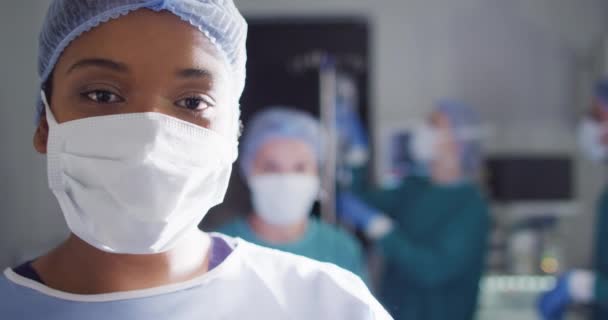 Видеопортрет Африканской Женщины Хирурга Маске Лица Операционной Копировальным Пространством Больничные — стоковое видео