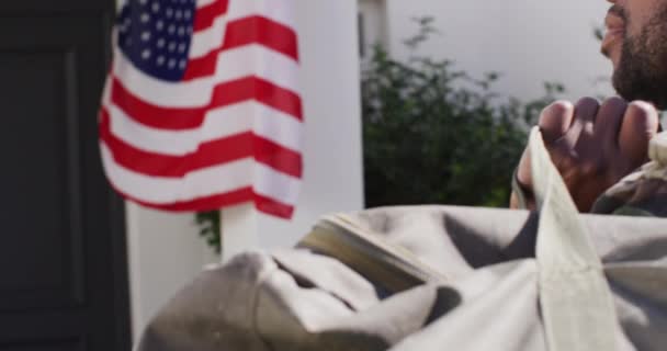 African American Male Soldier Returning Home Flag Usa Door Patriotism — Vídeo de stock