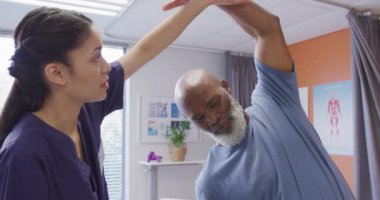 Fizik tedavi seansında çalışan çeşitli yaşlı erkek ve kadın fizyoterapistler. Tıp, sağlık, yaşam tarzı ve hastane konsepti.