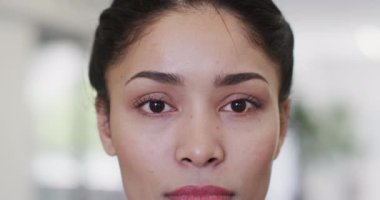 Çift ırklı bir kadının bakışının ve gülümsemesinin videosu. 