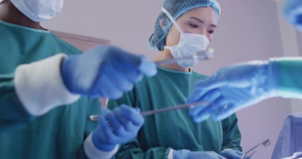 亚洲女外科医生在剧场工作期间和同事们传递乐器的录像 医疗和保健服务 — 图库视频影像