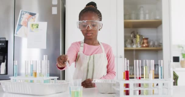 Chica Afroamericana Seria Con Gafas Seguridad Haciendo Experimento Químico Casa — Vídeo de stock