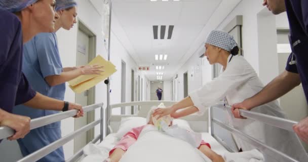 Video Diverse Group Medical Workers Moving Patient Ventilator Hospital Corridor — Stockvideo