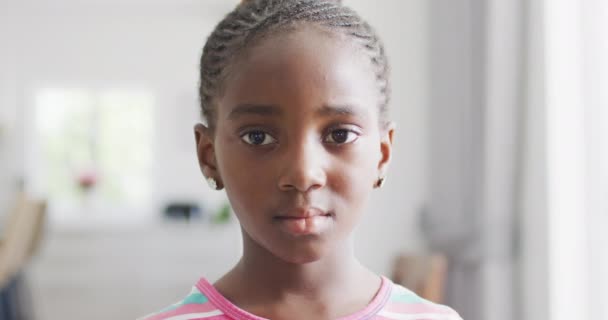 Video Portrait Happy African American Girl Looking Straight Camera Smiling — Vídeo de stock
