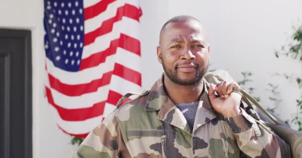 Porträt Eines Glücklichen Afrikanisch Amerikanischen Soldaten Mit Tasche Und Flagge — Stockvideo