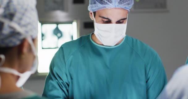 Video Caucasian Male Surgeon Talking Colleagues Operation Operating Theatre Hospital — Stok video