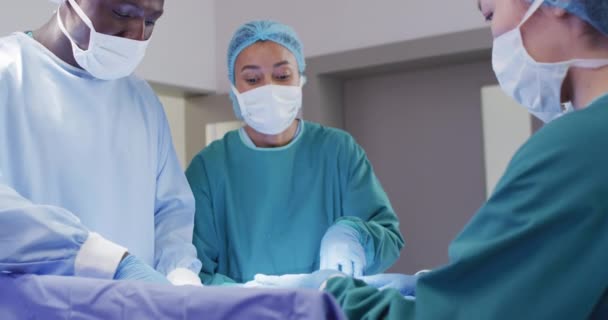 Video Diverse Male Female Surgeons Talking Operation Theatre Hospital Medical — Vídeo de Stock