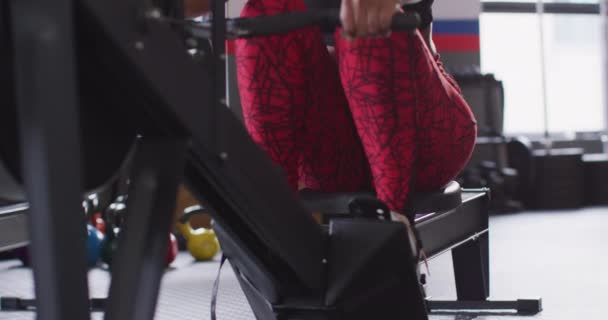 Video Determined African American Woman Using Rowing Machine Working Out — Stok video