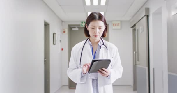 Video Asian Female Doctor Walking Hospital Corridor Looking Tablet Copy — 图库视频影像