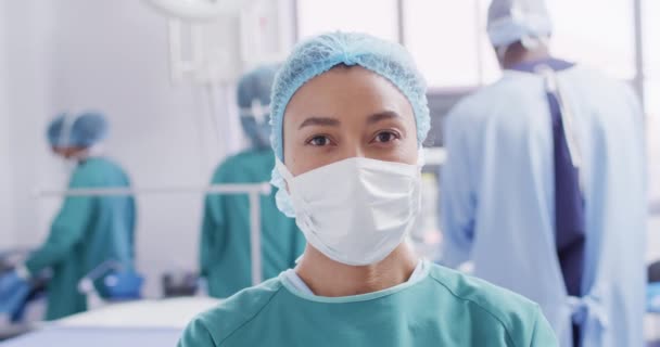 Video Portrait Biracial Female Surgeon Face Mask Operating Theatre Copy — Stockvideo