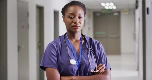 Video Portrait Serious African American Female Doctor Standing Hospital Corridor — Stockvideo