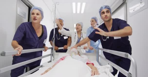Video Diverse Group Medical Workers Moving Patient Ventilator Drip Corridor — Vídeo de Stock