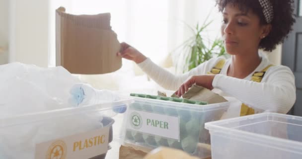 视频中快乐的分娩妇女整理回收和微笑在家里 与复制空间 生态和家庭生活 — 图库视频影像