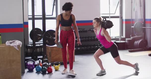 体重のあるジムで運動している白人女性のビデオや出産の女性コーチと アクティブなライフスタイルとフィットネスの概念 — ストック動画