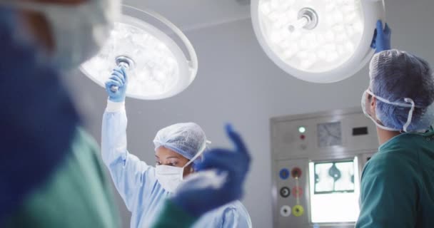 Video Diverse Male Female Surgical Assistants Adjusting Lights Operating Theatre — Vídeo de Stock