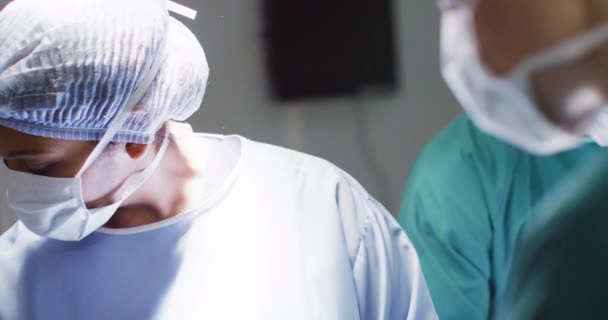 Video Biracial Female Surgeon Talking Colleagues Operation Theatre Copy Space — Vídeo de Stock
