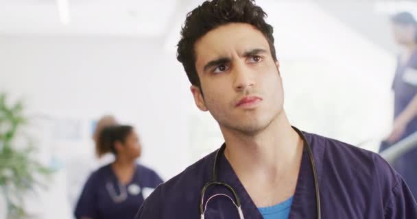 Video Serius Birasial Laki Laki Dokter Berjalan Koridor Rumah Sakit — Stok Video