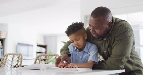 Happy African American Man Dan Anaknya Duduk Meja Dan Membaca — Stok Video