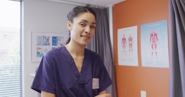 Portret Szczęśliwej Dwurasowej Fizjoterapeutki Uśmiechającej Się Oddziale Fizjoterapii Szpitalu Medycyna — Wideo stockowe