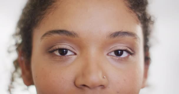 Çift Irklı Bir Kadının Açılış Gülümseyen Gözlerinin Portresi — Stok video