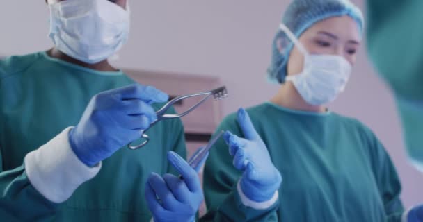 Видео Различных Женщин Хирургов Хирургических Ассистентов Проходящих Инструменты Время Операции — стоковое видео
