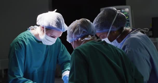 Відео Трьох Різноманітних Жіночих Хірургів Працюють Пацієнта Операційному Театрі Лікарня — стокове відео