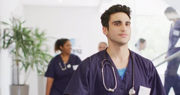 Βίντεο Του Χαμογελαστού Biracial Αρσενικό Γιατρό Πόδια Πολυσύχναστο Διάδρομο Του — Αρχείο Βίντεο
