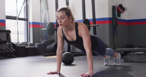 Video Determined Caucasian Woman Doing Push Ups Working Out Gym — Stok video