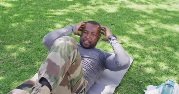 Soldado Afroamericano Haciendo Ejercicio Haciendo Sentadillas Jardín Patriotismo Ejército Regreso — Vídeo de stock