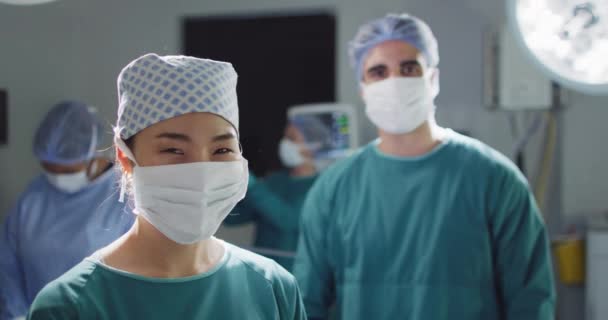 Video Portrait Asian Female Surgeon Face Mask Smiling Operating Theatre — Stockvideo