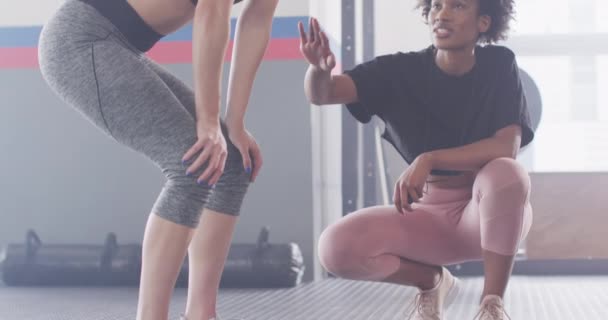 Видеозапись Разговора Тренера Женщины После Тренировки Тренажерном Зале Упражнения Фитнес — стоковое видео