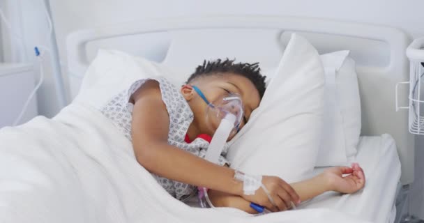 Ein Afroamerikanischer Patient Mit Sauerstoffmaske Liegt Krankenhausbett Medizin Gesundheitswesen Lebensstil — Stockvideo