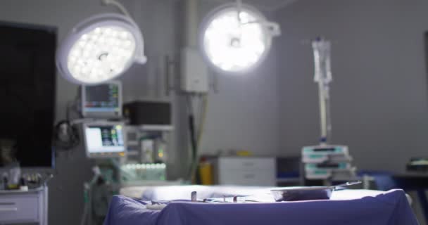 手术室照明灯和电子医疗设备的录像 有复制空间 医疗和保健服务 — 图库视频影像