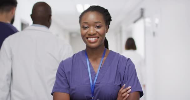Video Portrait African American Female Doctor Smiling Busy Hospital Corridor — Vídeo de Stock