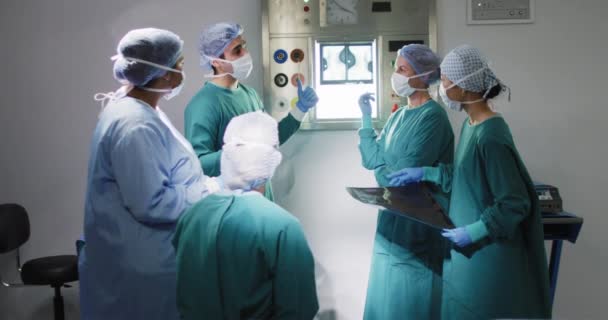 Video Diverse Group Surgeons Discussing Ray Operating Theatre Operation Hospital — Vídeo de Stock