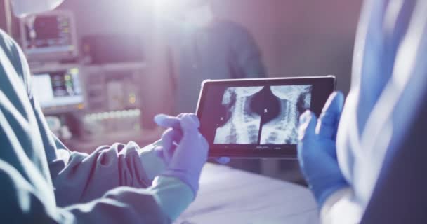 Відео Середини Двох Рукавичних Хірургів Які Обговорюють Рентгенівський Знімок Планшеті — стокове відео