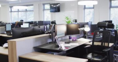 Çoklu bilgisayarlı boş modern ofis genel görünümü, yavaş çekim. Küresel iş, finans ve modern ofiste çalışma.