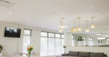 Kanepe ve masa ile modern ofis genel görünümü, yavaş çekim. Modern ofis, tasarım ve iç konseptte çalışmak.