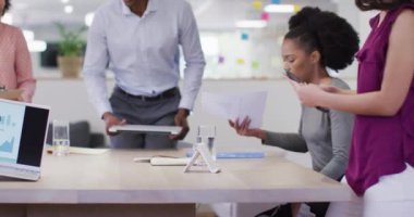 Çeşitli iş adamları ofiste toplanıyor, ağır çekimde. Modern ofis, iş ve finans sektöründe çalışmak.